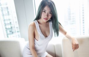 关晓彤的照片和迪丽热巴的照片_4K免费在线观看